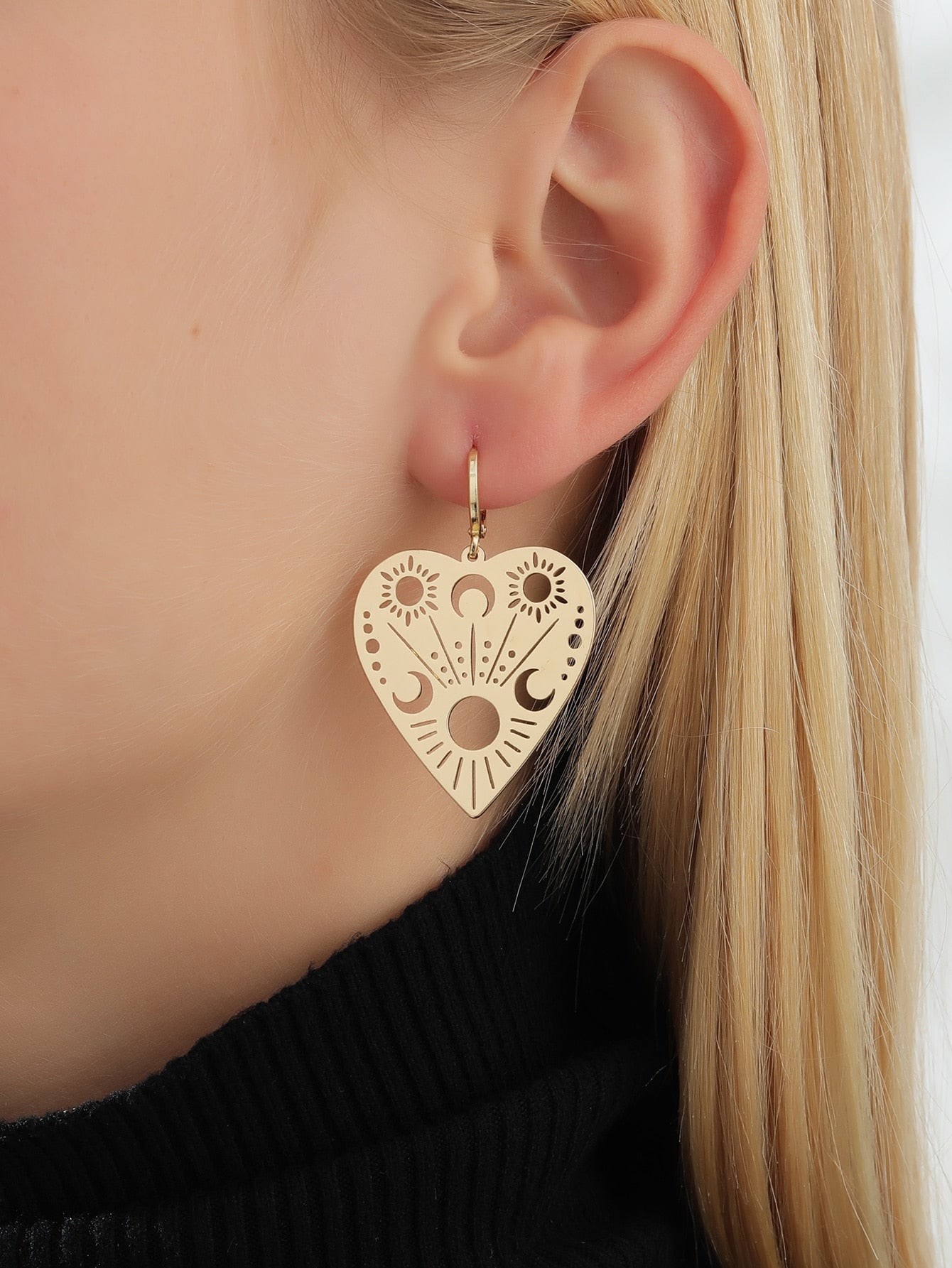 Pendientes colgantes con decoración de corazón y detalle de sol y luna
