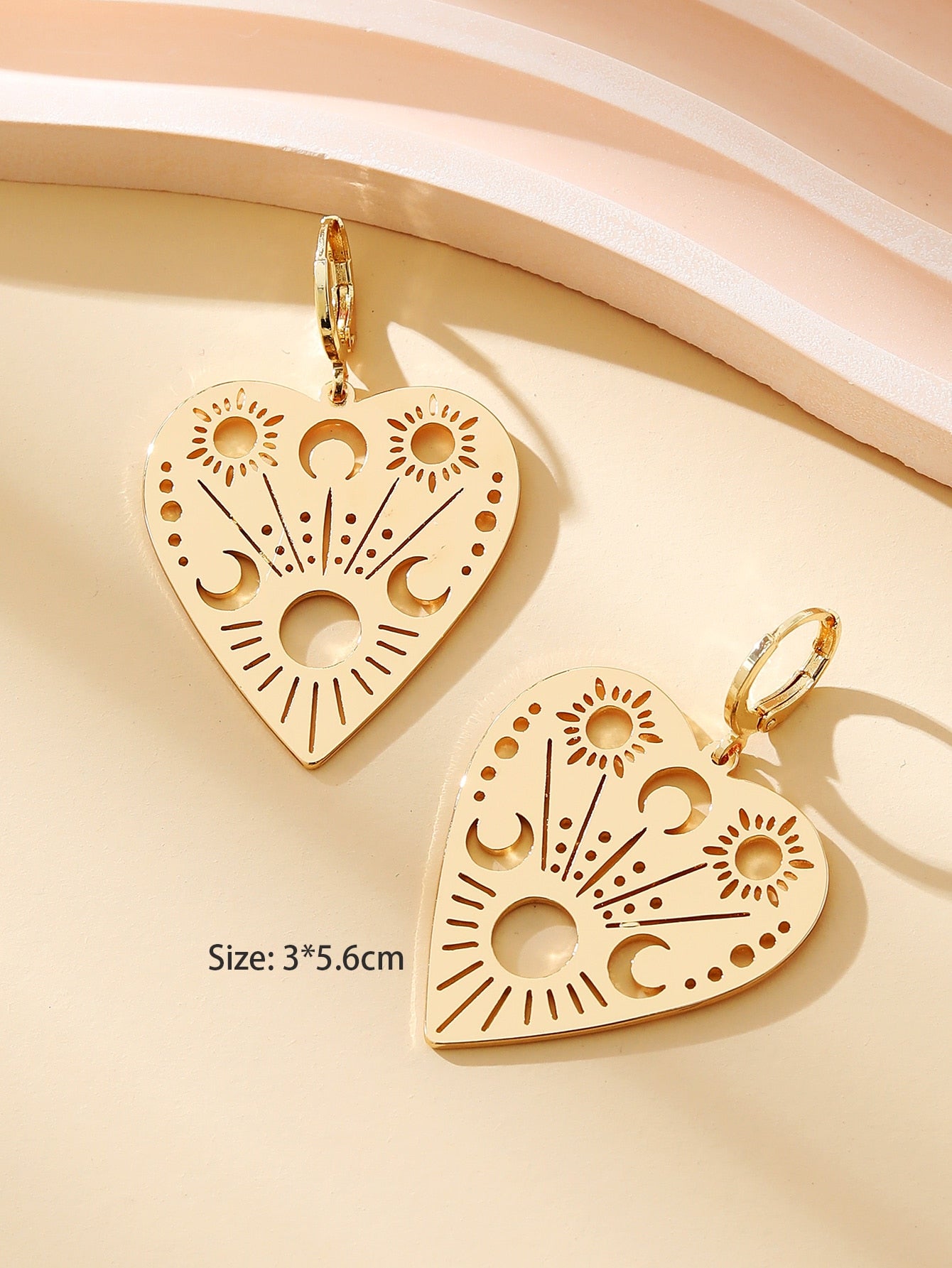Pendientes colgantes con decoración de corazón y detalle de sol y luna