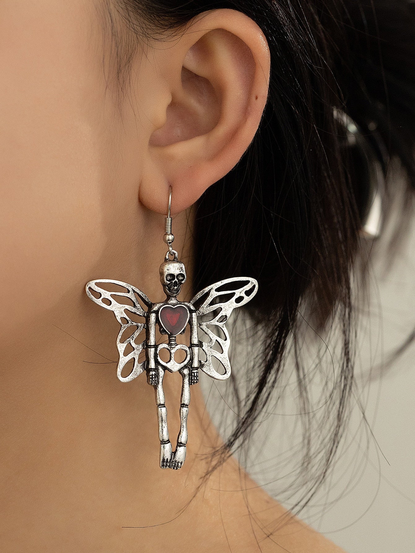 Pendientes colgantes con forma de corazón y mariposa esqueleto