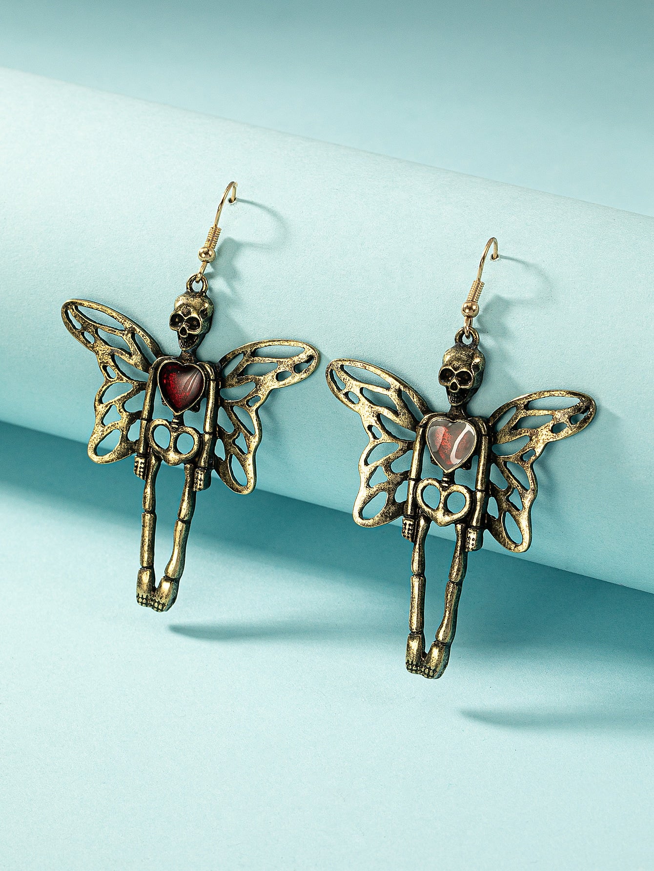 Pendientes colgantes con forma de corazón y mariposa esqueleto