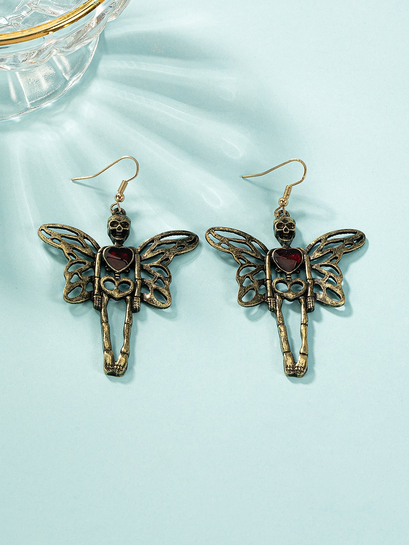 Pendientes colgantes con forma de corazón y mariposa esqueleto