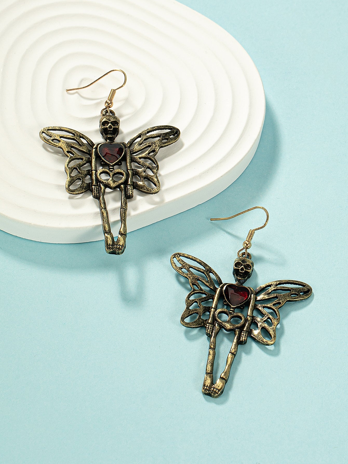 Pendientes colgantes con forma de corazón y mariposa esqueleto