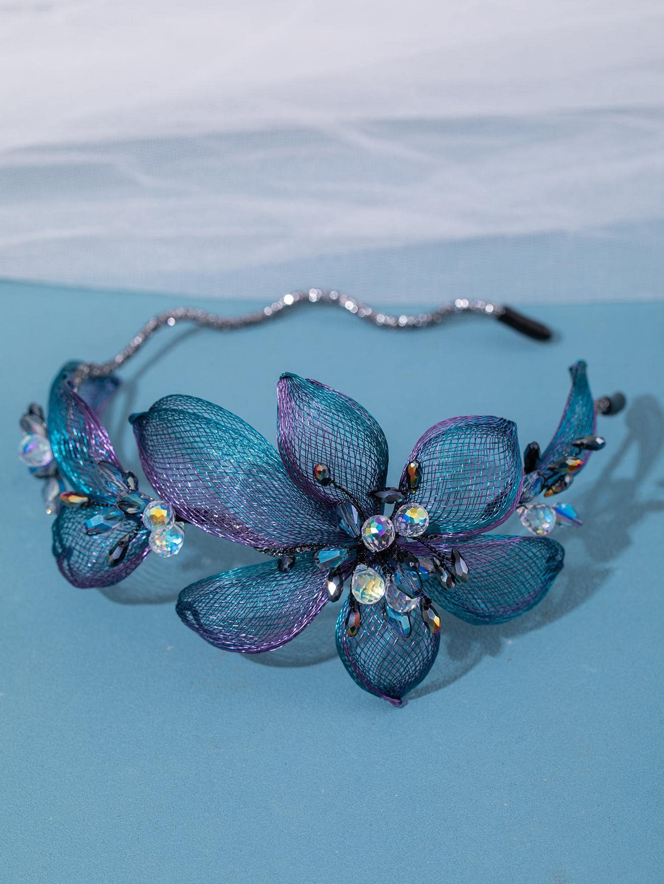 Diadema con diseño ondulado y decoración de flores y diamantes de imitación de Fairycore