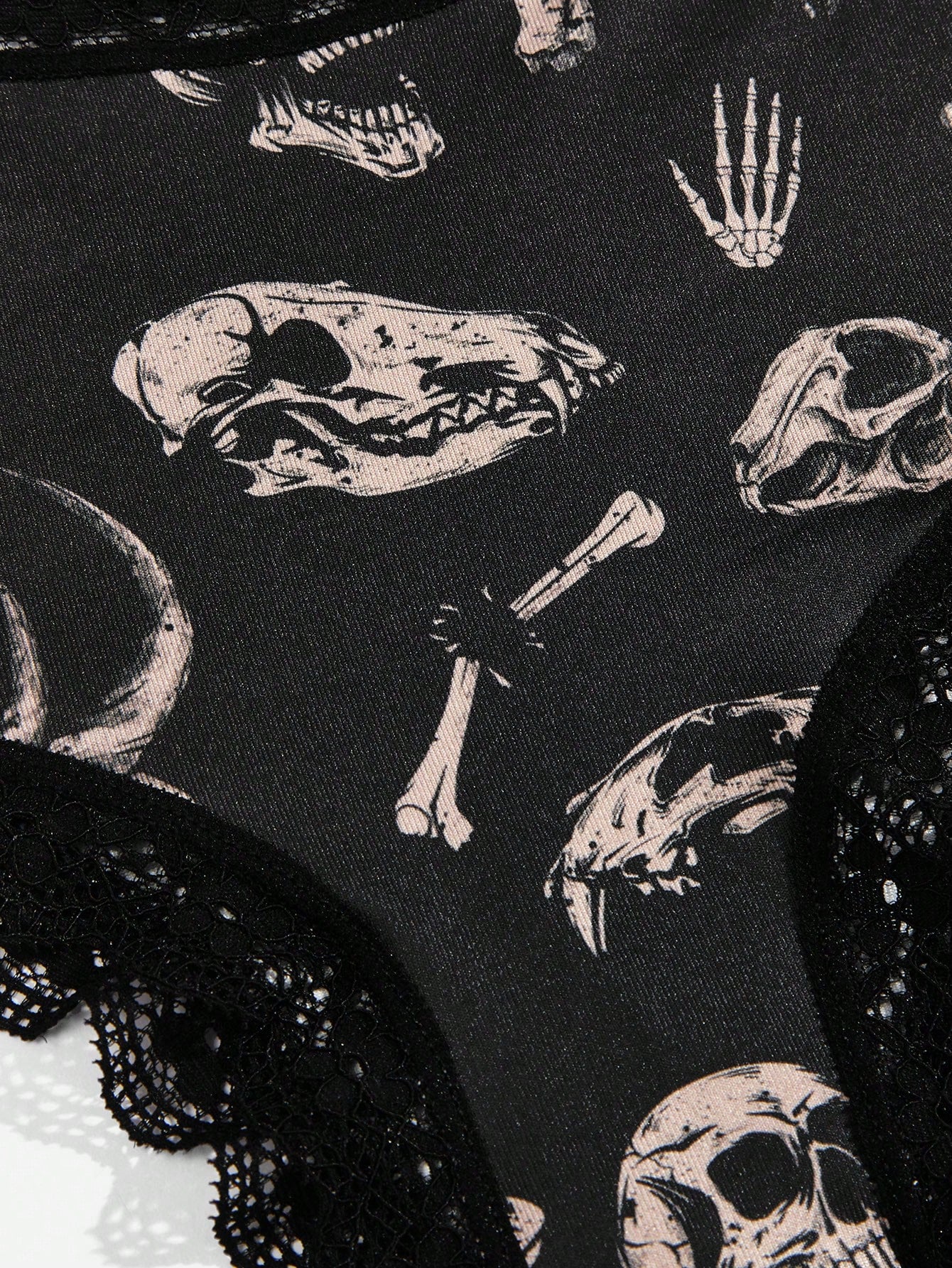 Conjunto de 3 braguitas de encaje en contraste con estampado de calavera gótico
