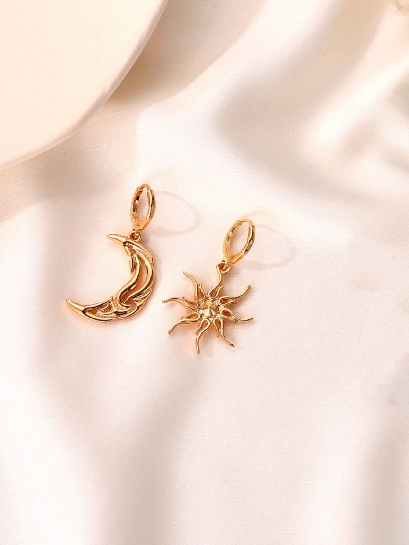 Pendientes colgantes no coincidentes Celestial Sun Moon Aleación de zinc