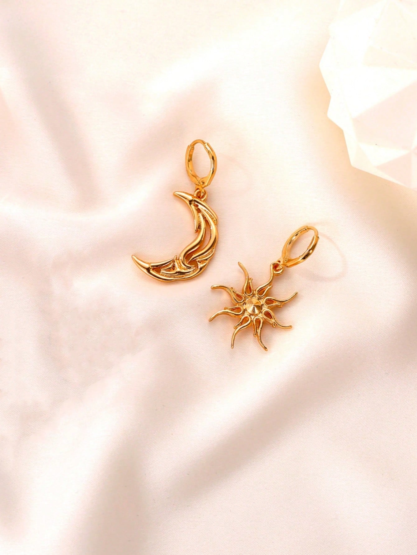Pendientes colgantes no coincidentes Celestial Sun Moon Aleación de zinc