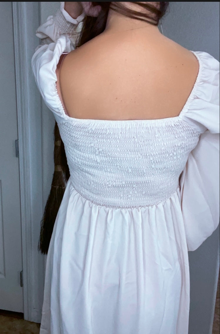 Vestido con dobladillo con volantes y escote cuadrado de Natural Love