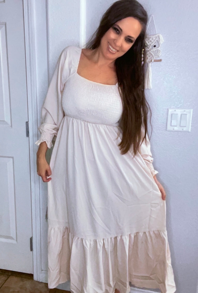 Vestido con dobladillo con volantes y escote cuadrado de Natural Love