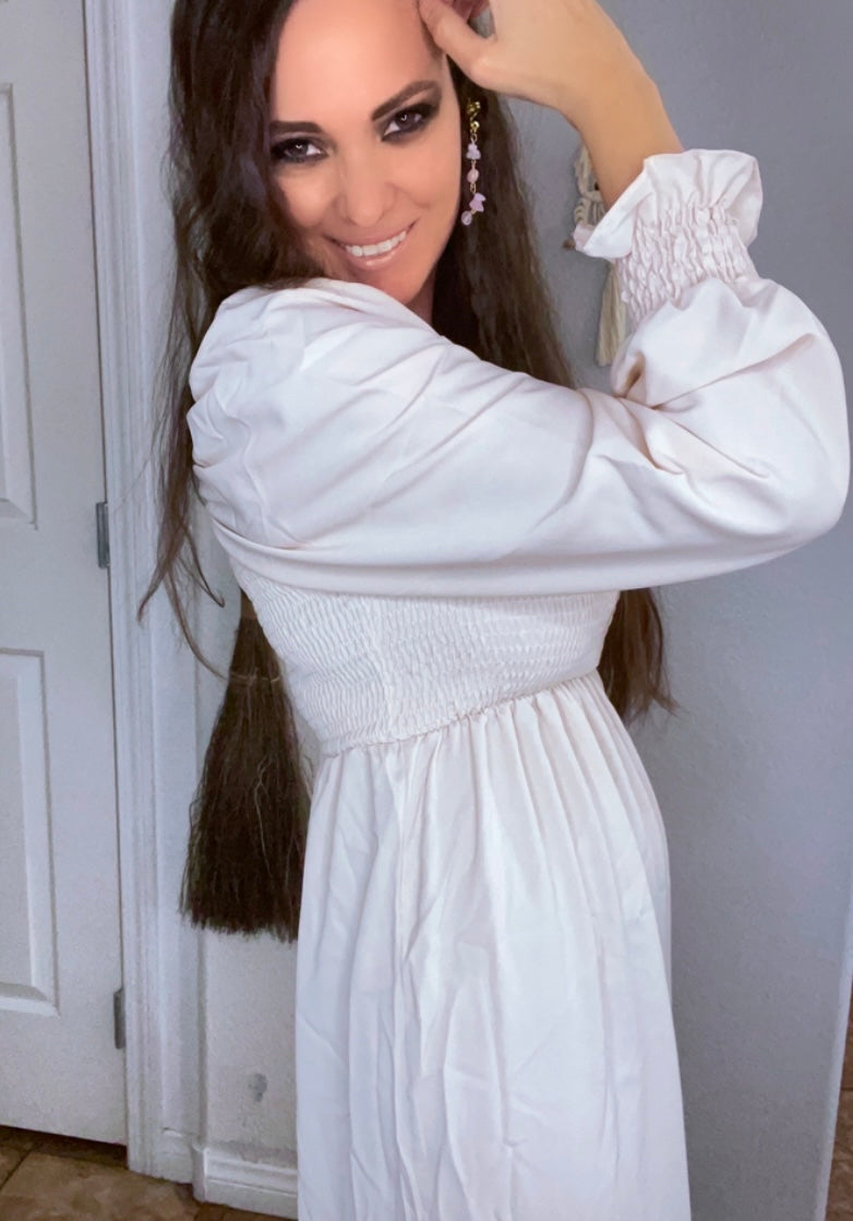 Vestido con dobladillo con volantes y escote cuadrado de Natural Love