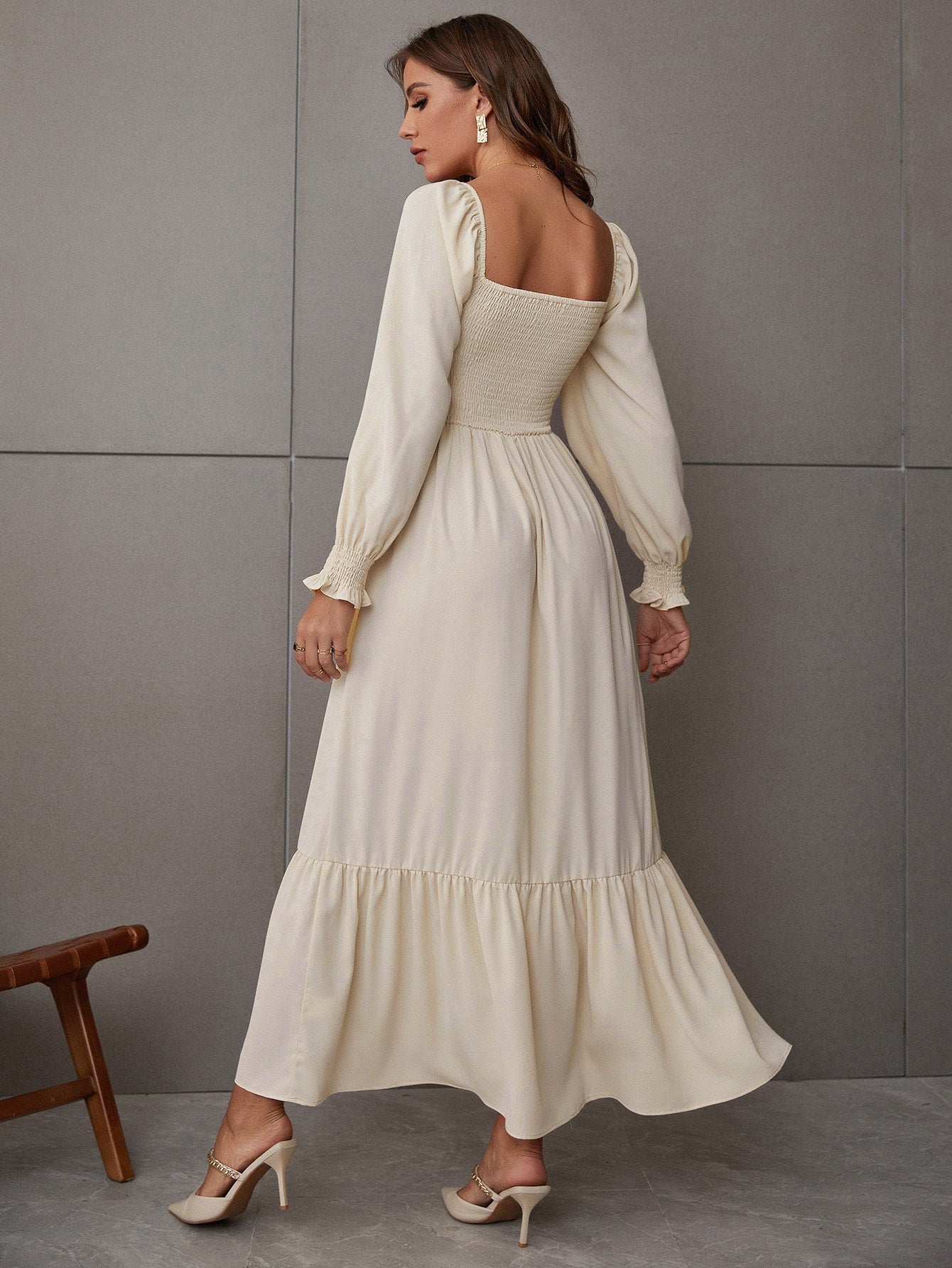 Vestido con dobladillo con volantes y escote cuadrado de Natural Love