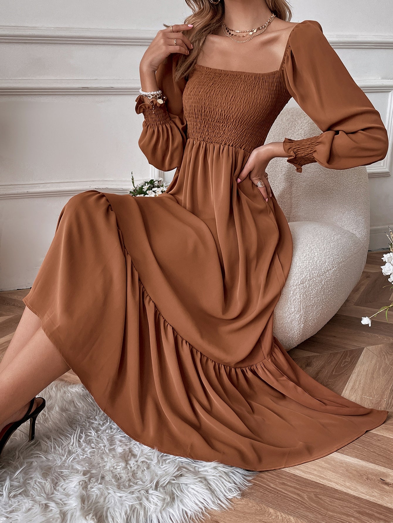 Vestido con dobladillo con volantes y escote cuadrado de Natural Love