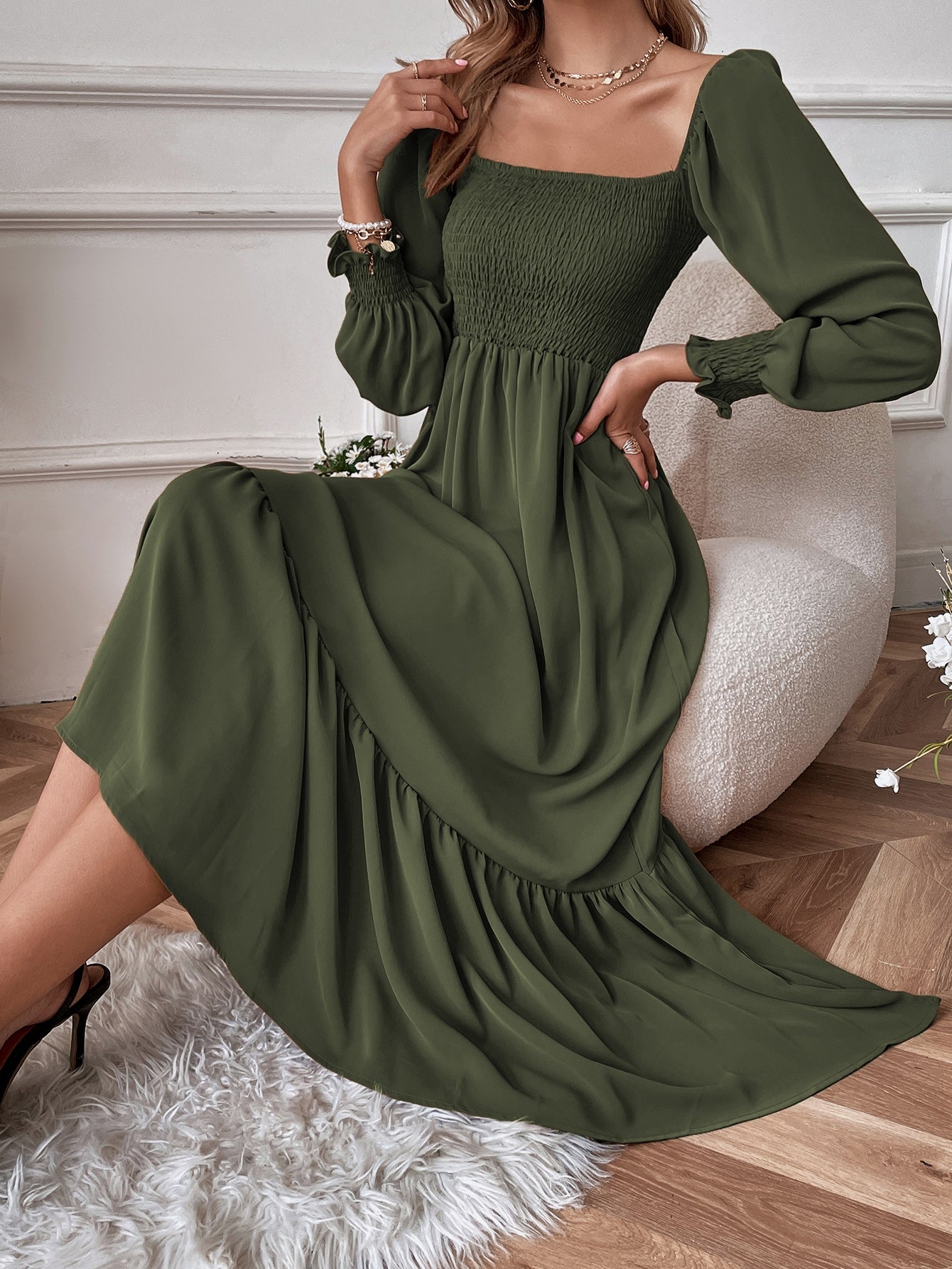 Vestido con dobladillo con volantes y escote cuadrado de Natural Love