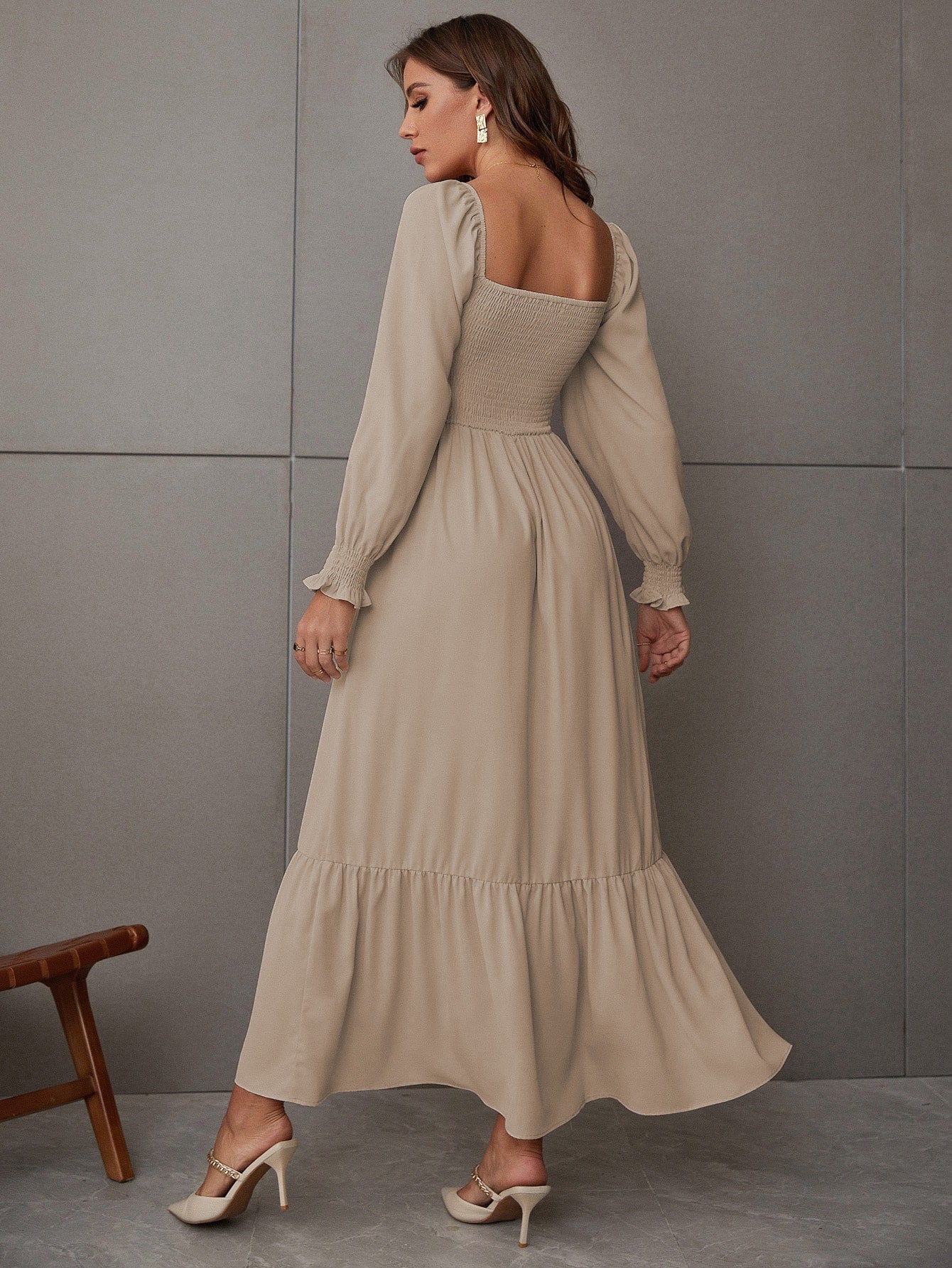 Vestido con dobladillo con volantes y escote cuadrado de Natural Love