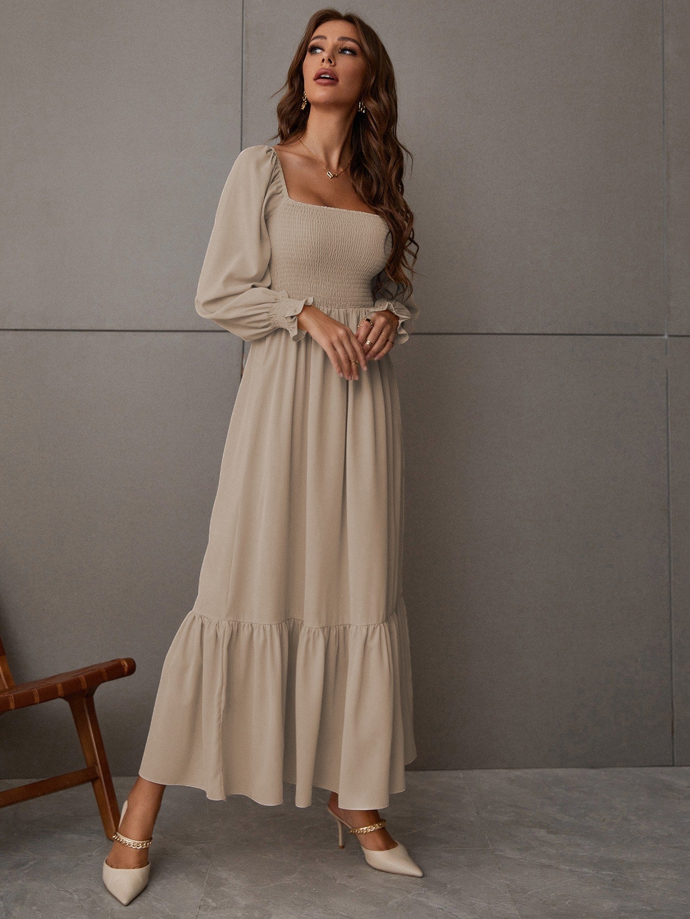 Vestido con dobladillo con volantes y escote cuadrado de Natural Love