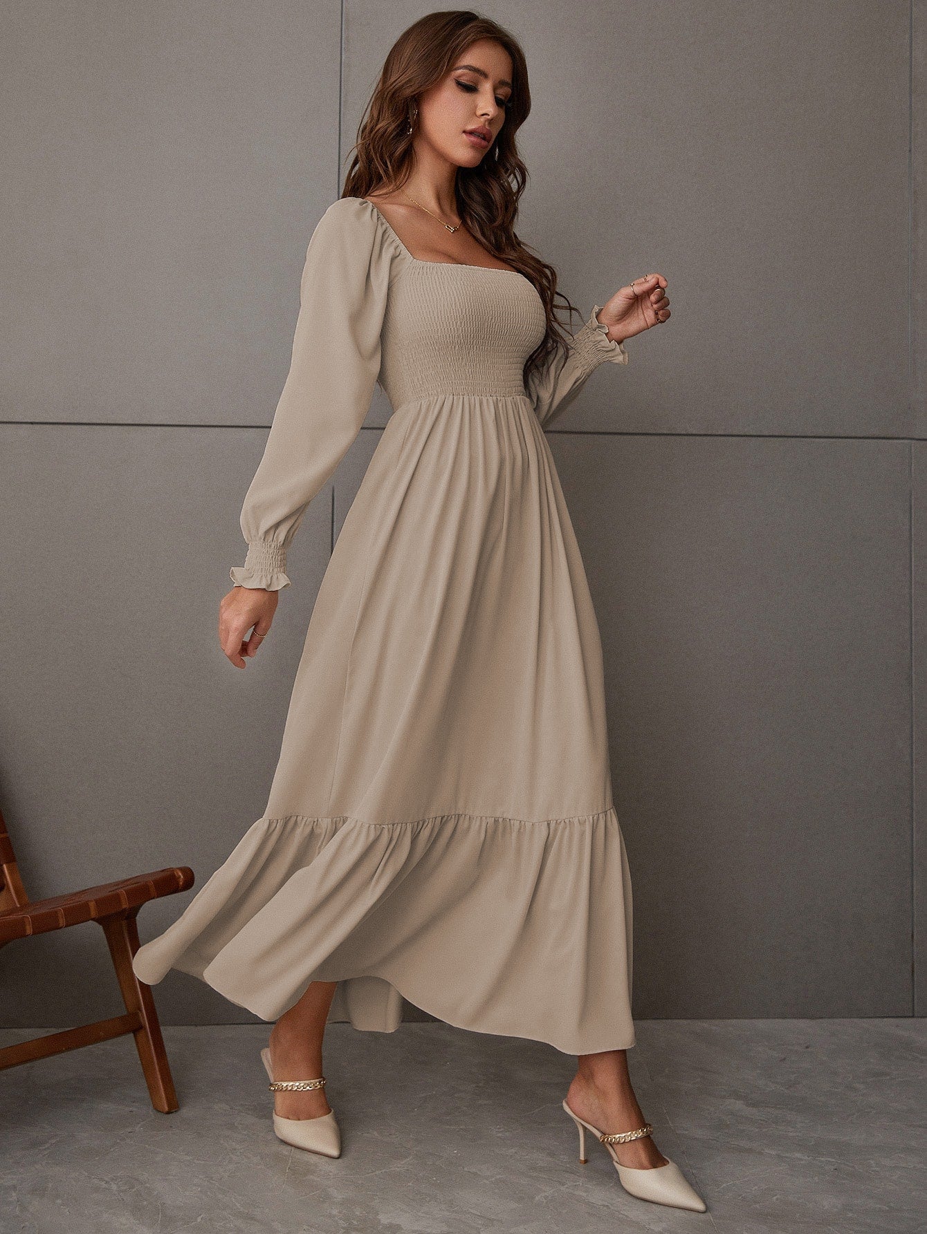 Vestido con dobladillo con volantes y escote cuadrado de Natural Love