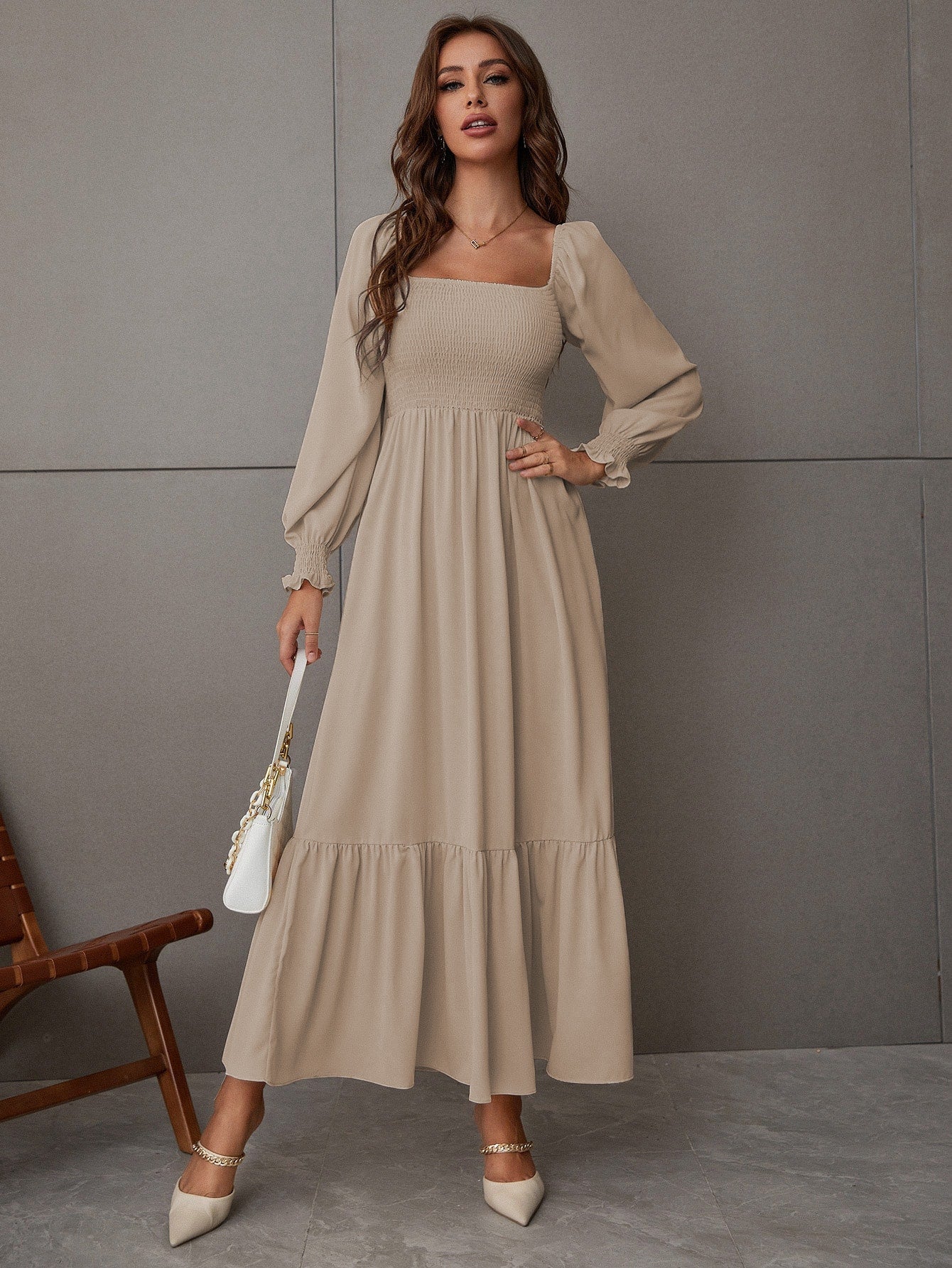 Vestido con dobladillo con volantes y escote cuadrado de Natural Love