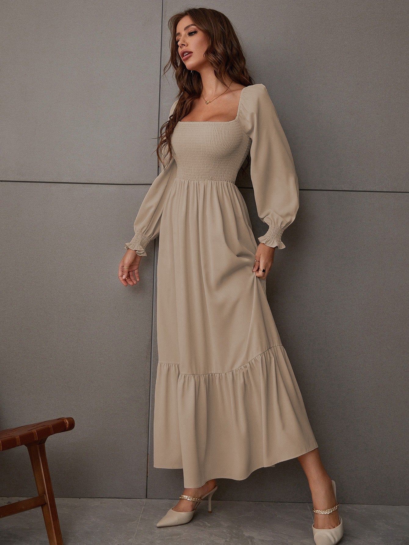 Vestido con dobladillo con volantes y escote cuadrado de Natural Love