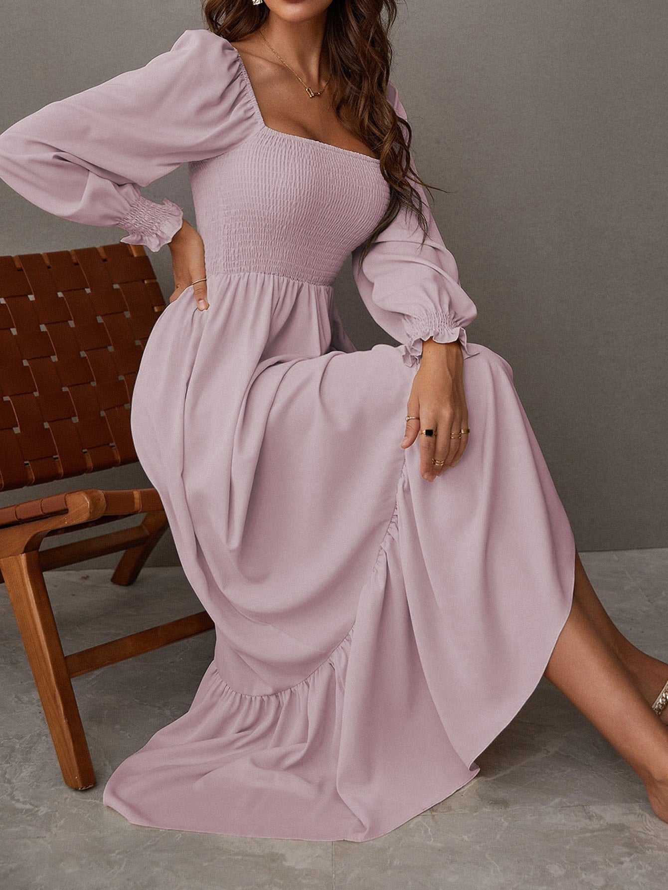 Vestido con dobladillo con volantes y escote cuadrado de Natural Love