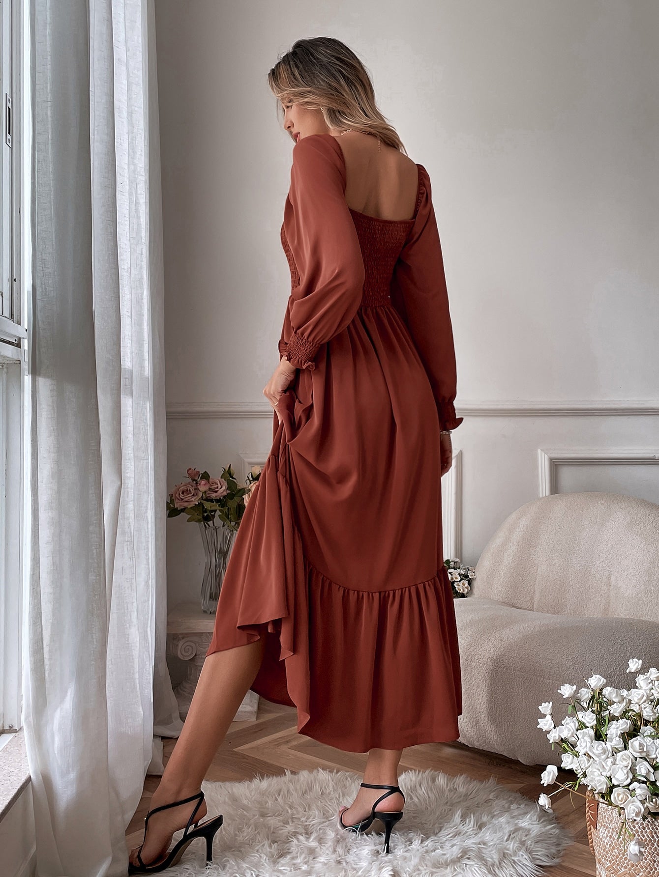 Vestido con dobladillo con volantes y escote cuadrado de Natural Love