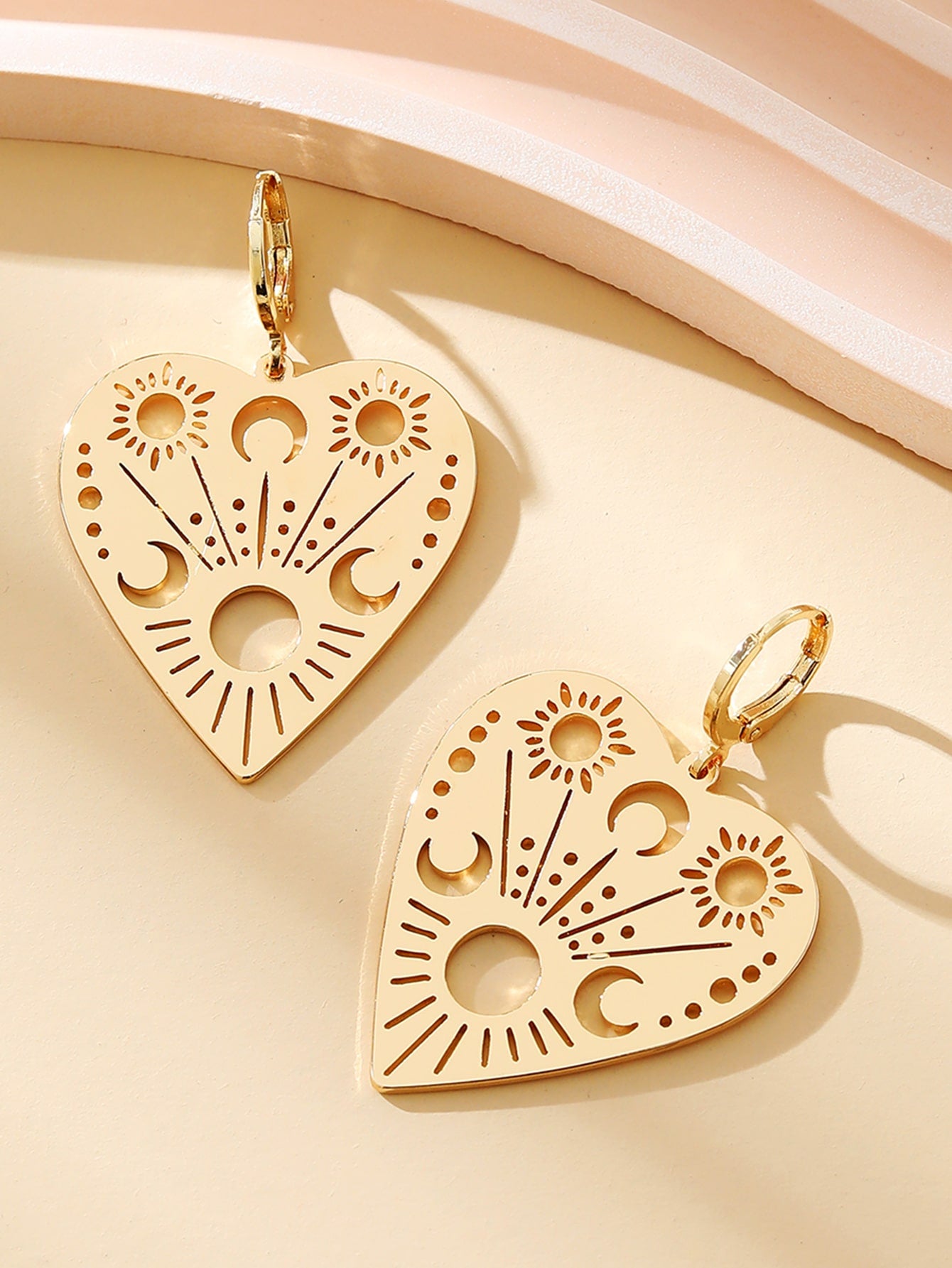 Pendientes colgantes con decoración de corazón y detalle de sol y luna