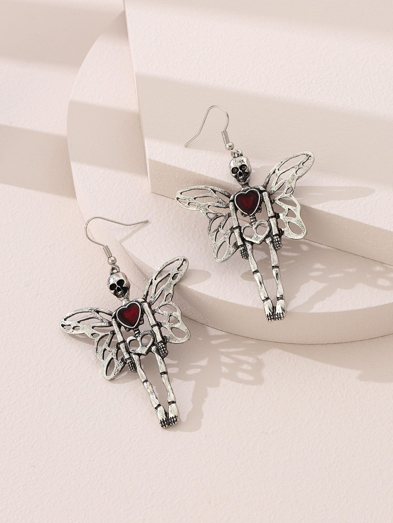 Pendientes colgantes con forma de corazón y mariposa esqueleto
