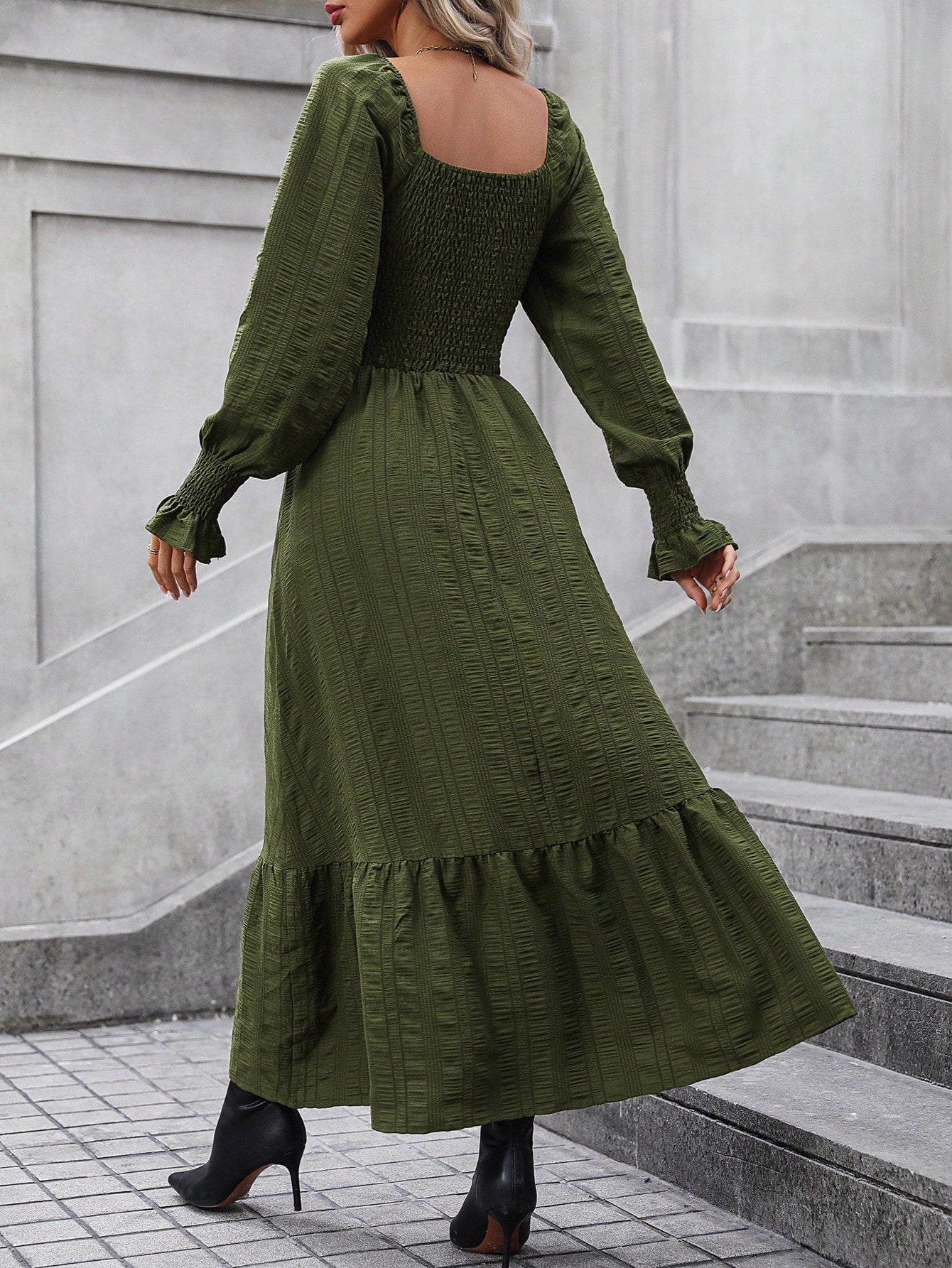 Vestido con dobladillo con volantes y escote cuadrado de Natural Love